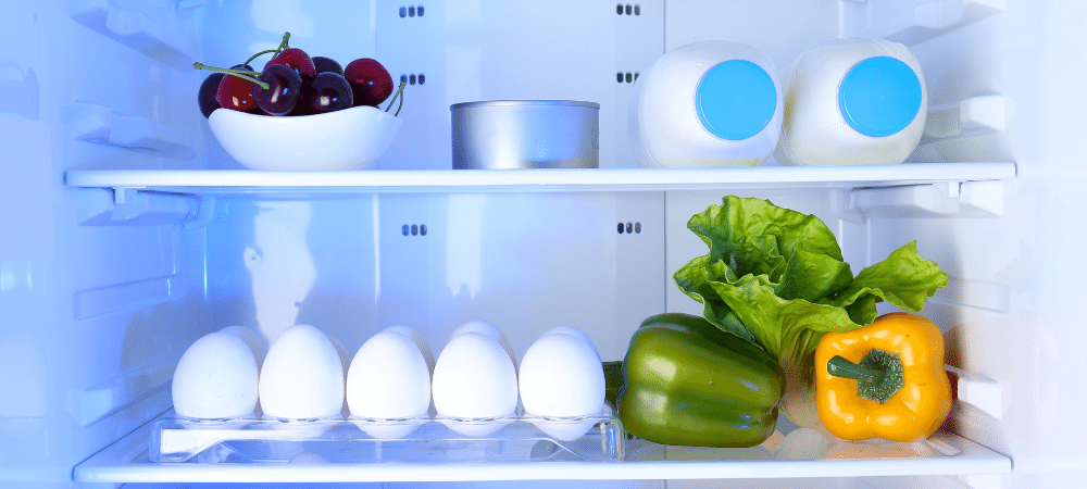 冰箱里放着牛奶、鸡蛋、水果和蔬菜