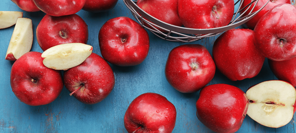 桌上又红又好吃的苹果