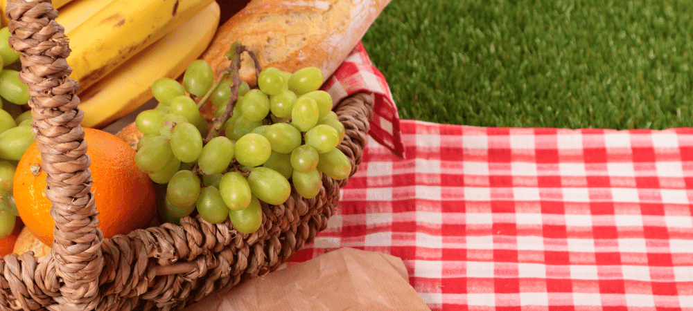 夏日野餐用的水果和面包篮