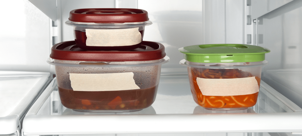剩菜剩菜放在冰箱的食物储存容器里