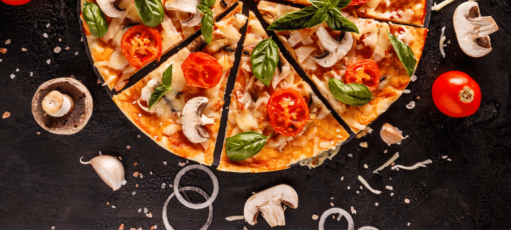 意大利披萨，有蘑菇、西红柿、洋葱和罗勒