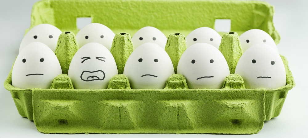 画在鸡蛋上的各种强调的面孔