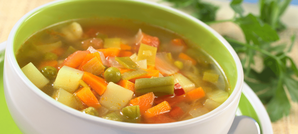 蔬菜汤在碗里