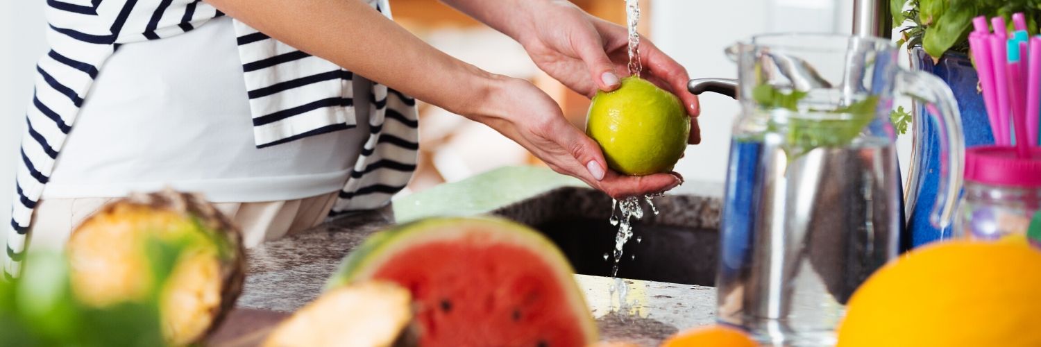 washing-apples