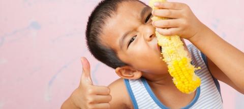 孩子吃玉米