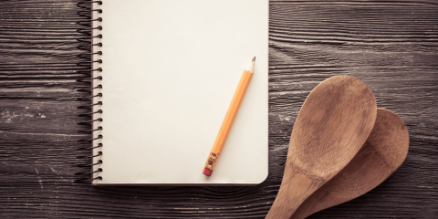 笔记本用铅笔减少大小的食谱和烹饪器具
