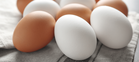 棕色和白色的鸡蛋放在桌布上