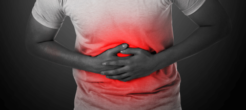 一个人经历着胃疼是由于食物中毒。