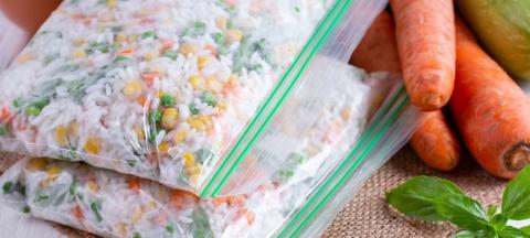 袋装冷冻大米和蔬菜