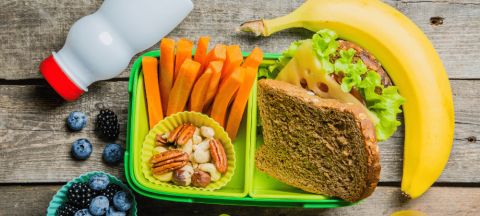 健康的学校午餐盒三明治,胡萝卜,香蕉,蓝莓,和牛奶