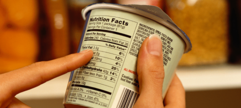 人阅读食品上的营养标签
