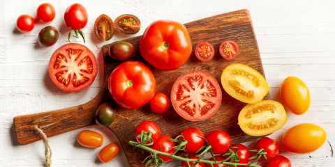 各种各样的彩色西红柿切成段