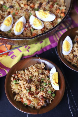 印度比尔亚尼菜和鸡蛋2碗和锅