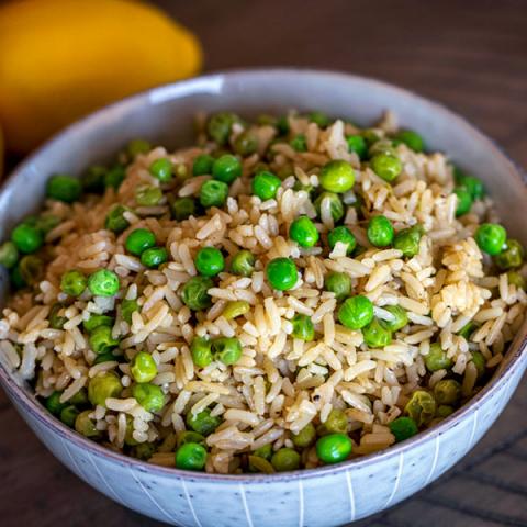 糙米烩饭放在碗里