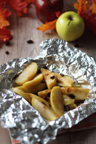 把苹果片和葡萄干、肉桂放在锡箔纸上
