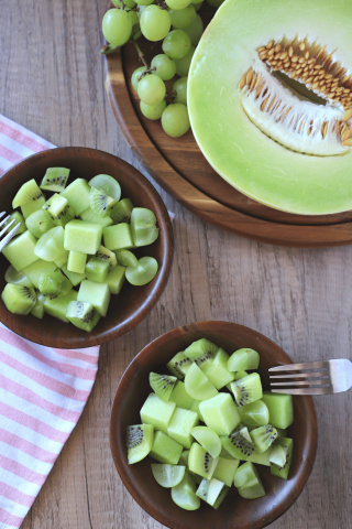 碗猕猴桃、绿葡萄和甜瓜