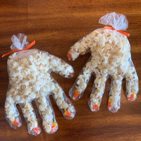 食品安全的塑料手套为每个指甲,充斥着爆米花玉米糖